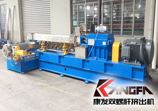 浙江客戶因業(yè)務發(fā)展需求,車間連續(xù)生產超十五年SJSH系列雙螺桿混煉擠出機老設備更換記!