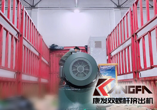 發(fā)貨速遞|公司新一批雙螺桿擠出機(jī)設(shè)備細(xì)心打包、裝車(chē)進(jìn)行發(fā)貨