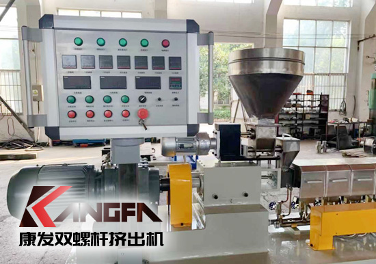 學(xué)校及實(shí)驗(yàn)室用康發(fā)20型雙螺桿擠出機(jī)。該機(jī)型適用于學(xué)校及企事業(yè)單位高分子聚合物合成，混煉，配方研發(fā)，擠出造粒，配合其他試驗(yàn)儀器一起使用！康發(fā)20型雙螺桿擠出機(jī)好用、實(shí)用、價(jià)又實(shí)！暢銷高校及企業(yè)試驗(yàn)室！