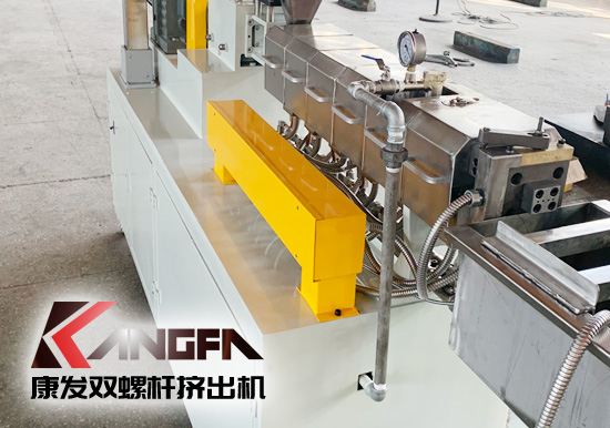 塑料廠實(shí)驗(yàn)室研究專用康發(fā)20型雙螺桿擠出造粒機(jī)組設(shè)備，機(jī)筒內(nèi)徑 20mm/長(zhǎng)徑比 28-48/主電機(jī)功率 5.5kw/螺桿轉(zhuǎn)速 100rpm/參考產(chǎn)量 5-20kg/h。
