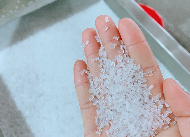 料子表面光滑，顆粒大小均勻。