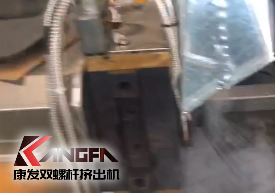 延長設備使用壽命，提升客戶滿意度！康發(fā)加強對雙螺桿造粒機的維護包養(yǎng)工作