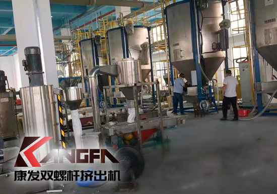 全過程自動化雙螺桿擠出機生產(chǎn)線！機械手可以大幅減少工人、提升效率、拉低成本、提高產(chǎn)品品質(zhì)、提升工廠形象、安全性優(yōu)。