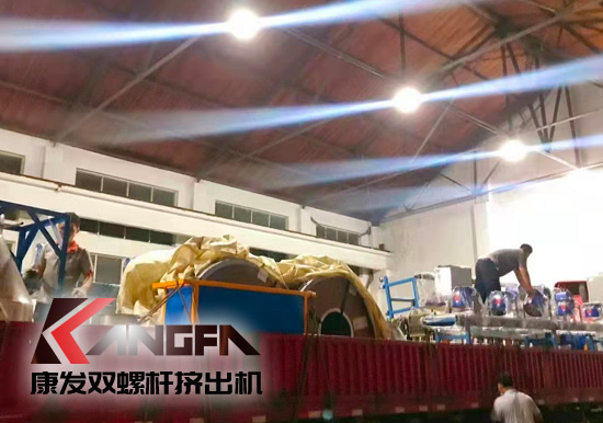 總裝車間：眾志成城齊奮戰(zhàn) 全力以赴保發(fā)貨 確保雙螺桿擠出機(jī)設(shè)備按期交付至顧客手中。