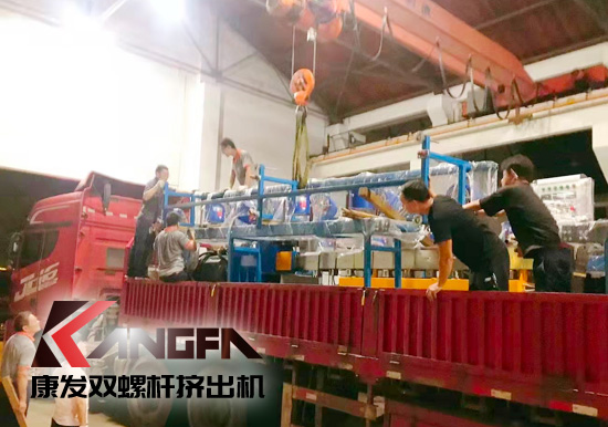 總裝車間：眾志成城齊奮戰(zhàn) 全力以赴保發(fā)貨 確保雙螺桿擠出機(jī)設(shè)備按期交付至顧客手中。