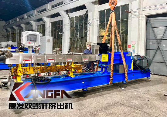 臨近年底，雙螺桿造粒機發(fā)貨忙,全力以赴為市場！