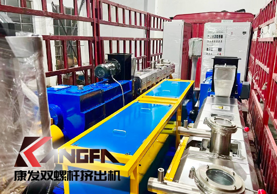 臨近年底，雙螺桿造粒機發(fā)貨忙,全力以赴為市場！