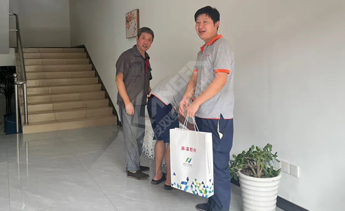 南京江北新區(qū)總工會深入康發(fā)雙螺桿造粒機一線開展“來高溫慰問”慰問活動！
