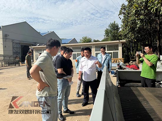 中石化石科院院長(zhǎng)李明豐率隊(duì)蒞臨康發(fā)雙螺桿造粒機(jī)調(diào)研廢塑料循環(huán)利用項(xiàng)目