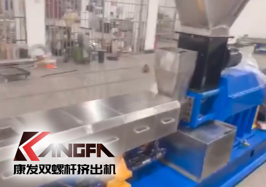 “中國制造”尋求挖掘更大的非洲需求！JSH-65型雙螺桿擠出機設備出口設備帶料試機，坐標非洲！