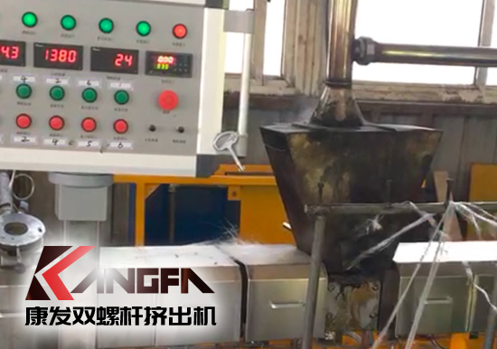 標(biāo)準(zhǔn)化雙螺桿擠出造粒機(jī)組采用新款一體化便攜開機(jī)方式，康發(fā)塑機(jī)為您想的更多！