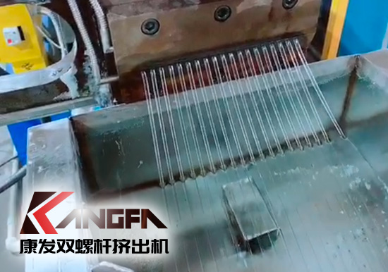 康發(fā)雙螺桿擠出機熔噴料生產(chǎn)線交付，每天可以為市場提供800萬只口罩的原料。生產(chǎn)線出料均勻，不斷條！料子表面光滑，顆粒大小均勻！口罩布（熔噴布）熔脂可達1400-1600！