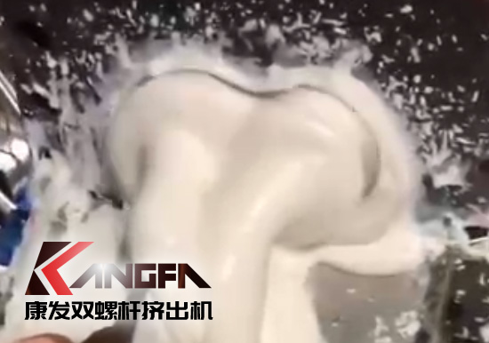 康發(fā)雙螺桿擠出設(shè)備以其過硬的產(chǎn)品技術(shù)、卓越的產(chǎn)品質(zhì)量贏得了越來越多的忠實(shí)用戶，并在競爭日趨激烈的市場獲得優(yōu)勢！