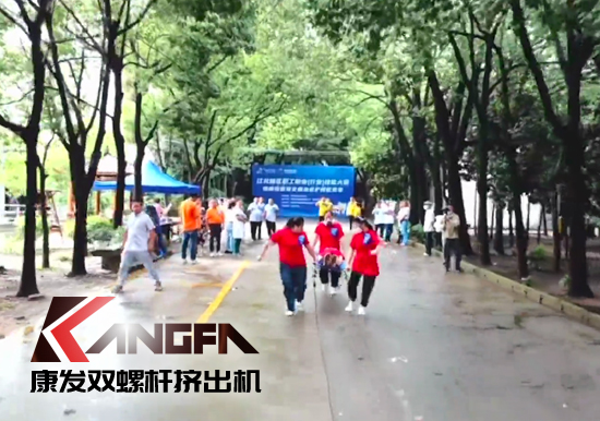 落實(shí)安全生產(chǎn)責(zé)任制,以賽促學(xué)強(qiáng)化安全意識(shí)!安全應(yīng)急救護(hù)技能競(jìng)賽在康發(fā)雙螺桿造粒機(jī)廠區(qū)開展!