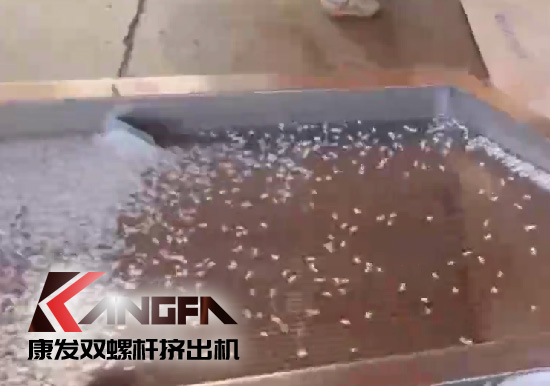 雙螺桿造粒機(jī)制造！追求品質(zhì)，精益求精！康發(fā)雙螺桿帶料試機(jī)