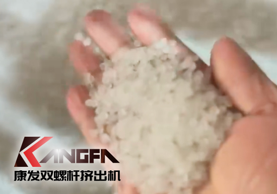 水下切粒雙螺桿擠出機(jī)機(jī)組安裝調(diào)試生產(chǎn)！深耕于雙螺桿擠出機(jī)行業(yè)！相信我們！您會(huì)獲取更大的利益！?。? /></p><p>康發(fā)橡塑是一家集研發(fā)，生產(chǎn)單螺桿、<a  title=